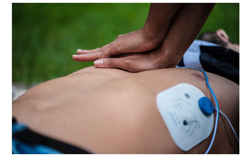 Kan een AED gebruikt worden op iemand met een pacemaker?